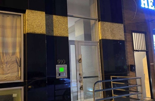 Chinatown Apartment | Parking | 1000 Sq Ft | King Beds | 15' Ceilings
