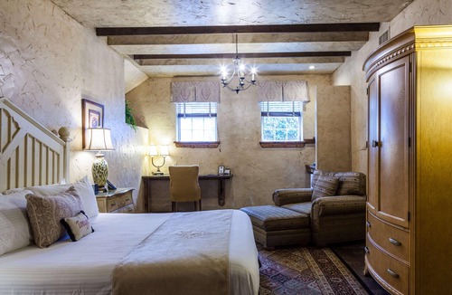 Leacock-Leola-Bareville Hotel | Perfect Retreat in Poolside Suite at Charming Historic Hotel-Modern Comforts-Spa