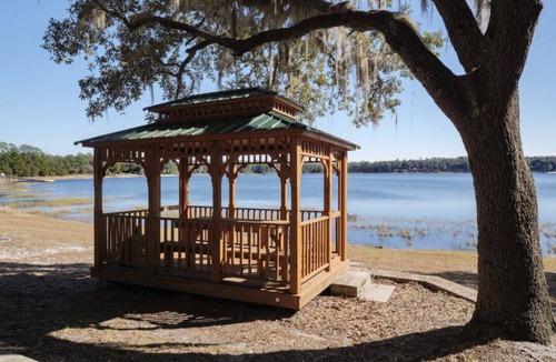 Melrose House | Perfect Lakefront Getaway on clear deep private lake 20 min from Gainesville