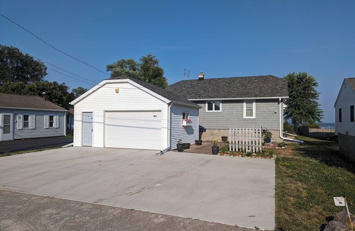 Oshkosh House | Perfect Waterfront Retreat Destination on Lake Winnebago