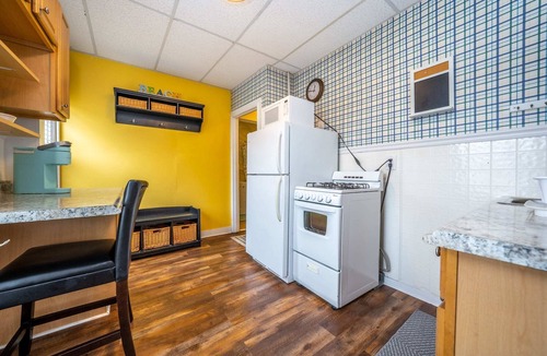Ocean Grove Apartment | Pet Friendly 1.5BR 2 Blocks to Beach & Main Ave | Full Kitchen | Near Asbury