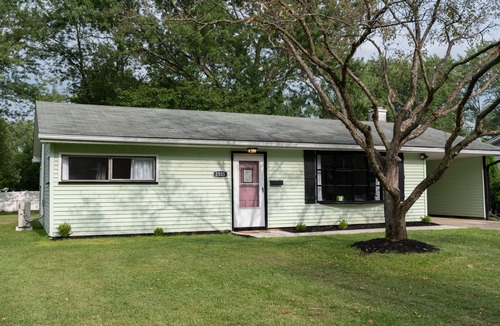 Youngstown House | Pet Friendly 3 bedroom 1 king,1 Queen,1 Full Bed Home