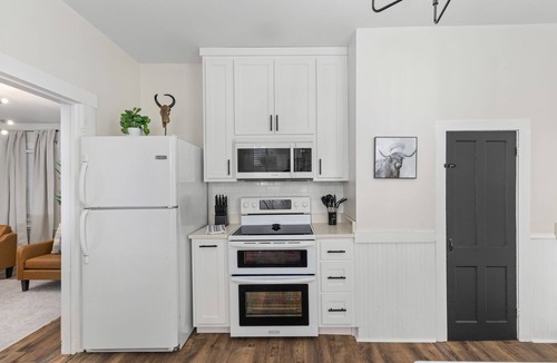 East Florence House | Pet-Friendly 3BR Home Fast WiFi Smart TVs Yard & Parking Crews Welcome