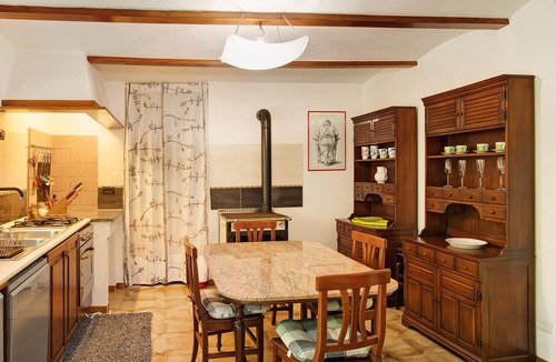 Cassinasco Apartment | Pet-Friendly Apartment CasaFiò Grotta with Shared Garden & Wi-Fi