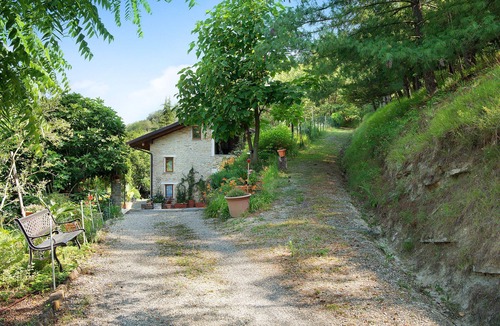 Cassinasco Apartment | Pet-Friendly Apartment CasaFiò Grotta with Shared Garden & Wi-Fi