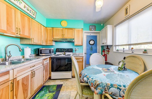 Whitney Beach House | Pet-Friendly Bradenton Home 1.5 Mi to Cortez Beach