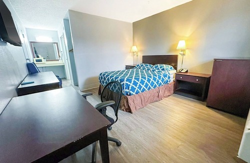 Madisonville Hotel | Pet-Friendly Budget Room Close for Outdoor Enthusiasts
