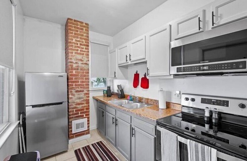 Lawrenceville Apartment | Pet Friendly | King Bed | Parking | Near PNC Park