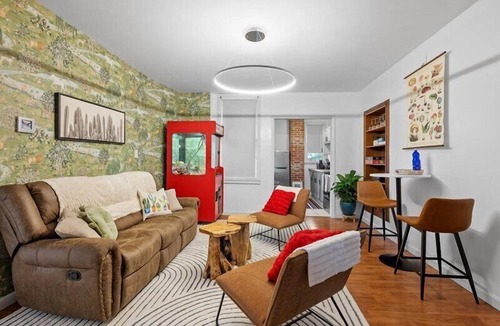 Lawrenceville Apartment | Pet Friendly | King Bed | Parking | Near PNC Park