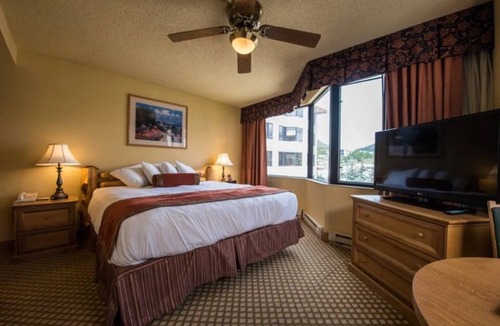 Mount Crested Butte Hotel | Pet-Friendly King Room | Pools and Near The Slopes