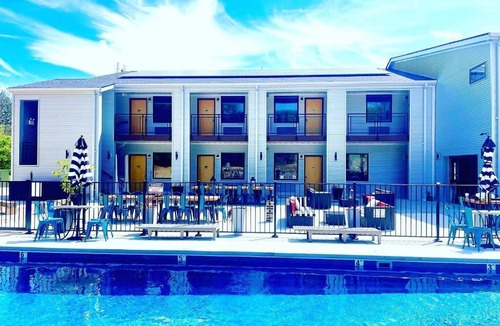Pacific Hotel | Pet friendly queen room for 2 second floor