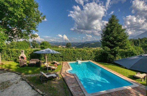 Amandola Villa | Pet-Friendly Villa with Garden