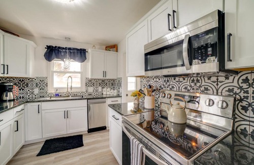 La Porte House | Pet Friendly w/Yard! Modern La Porte Home By Dtwn