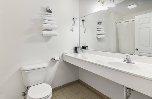 Renault Bed & Breakfast | Petite Queen Suite with Free Parking!