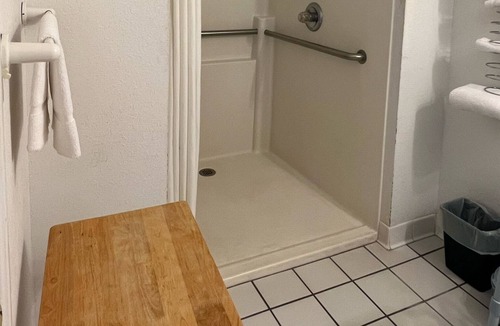 Renault Bed & Breakfast | Petite Single Queen Room in the Heart of Red Bud!