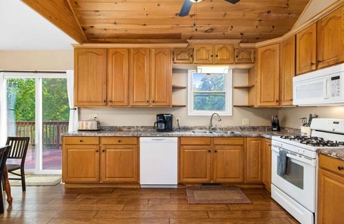 Luray Cabin | Pets? YES! 🐕 Hot Tub. Fire Pit. Pool Table. Steps to River Outfitters.