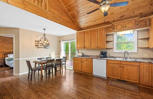Luray Cabin | Pets? YES! 🐕 Hot Tub. Fire Pit. Pool Table. Steps to River Outfitters.