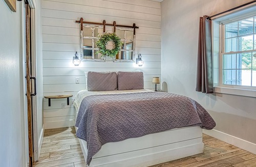 Waterloo House | Pickwick Lake Vacation Rental (Sleeps 8-10) 3 BR,2 bath
