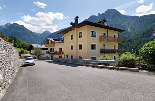 San Pietro di Cadore Apartment | 'Pini' Room with Mountain View and Balcony