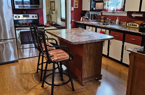 Carlyle House | Pleasant 2-bedroom 2-bath house with AC in Carlyle