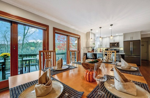 East Stroudsburg Cabin | Poconos Idyllic Lakefront House 12ppl Gameroom Hot Tub Firepit Sauna