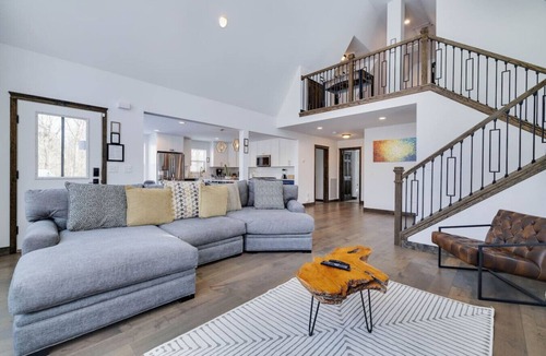 Lackawaxen House | Poconos Masthope 4BR Ski Big Bear Sauna-Lake-Pools