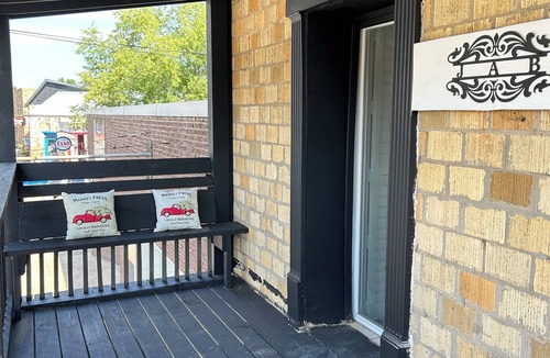 Mountain View Apartment | Pop & Grand's on the Square! Apartment with a balcony on the square