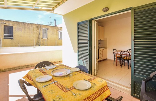 Le Castella Apartment | Practical vacation apartment just a few steps from the beach, in the heart of Le Castella.