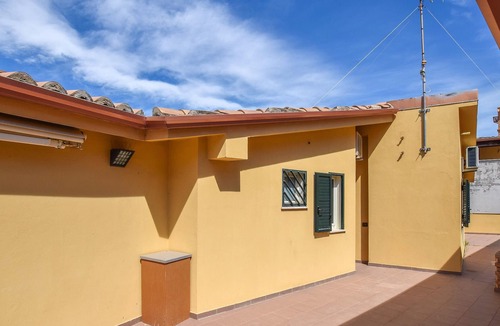 Le Castella Apartment | Practical vacation apartment just a few steps from the beach, in the heart of Le Castella.
