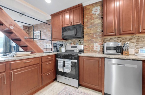 Downtown Baltimore House | Prime Location! 2BR/2BA rowhouse steps from Ravens Stadium & Camden Yards.