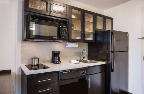 Schiller Park Hotel | Prime Location! TWO Spacious 1BR Suites with Kitchens, Free Airport Shuttle!