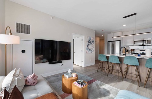 West Loop Apartment | Prime West Loop 2BR Duo + Enjoy Unique Gatherings