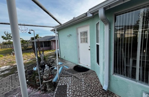 Spring Hill House | Private Entry Cozy Suite w/Ensuite Bath Quiet Parking Long Stay Ready