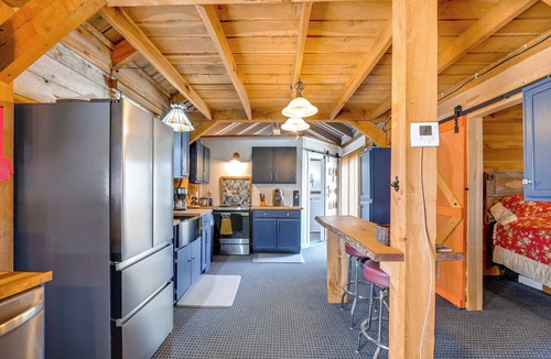 Friendly Cabin | Private Hot Tub! Country Retreat in West Virginia