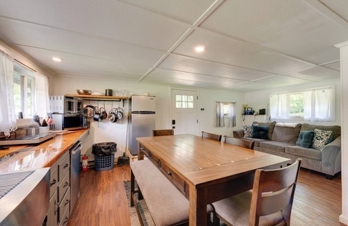 Hillsgrove Cottage | Private Hot Tub: Main Cabin at Elk Creek Escape!