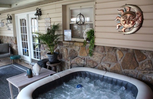 Williamsburg Apartment | Private King Patio Suite w/Hot Tub