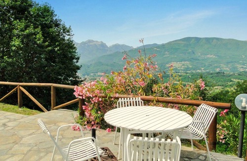 Castiglione di Garfagnana Villa | Private pool with hydromassage & shallow platform. Sleeping 6 (2 1/2 bathrooms)