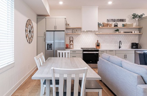 East Nashville House | Private Rooftop Deck+ Easy walk to restaurants, music venues, and shops.