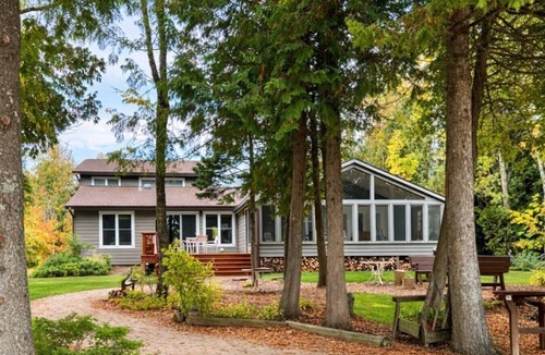Rowleys Bay House | Private Sandy Beach Retreat on Sand Bay
