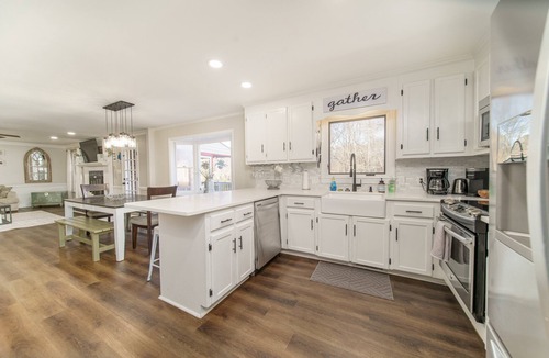 High Point House | Private & Spacious 4BR w/Heated Pool, Hot Tub & Fire Pit - Near HPU & Market