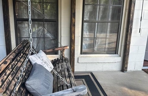 Greenbrier House | Private Speakeasy Apt Bar/Pool Table Fire Pit Rates from 90+/Night