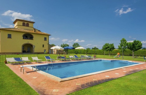 Marciano della Chiana Villa | Private Villa with WIFI, private pool, A/C, TV, patio, panoramic view, parking, close to Arezzo