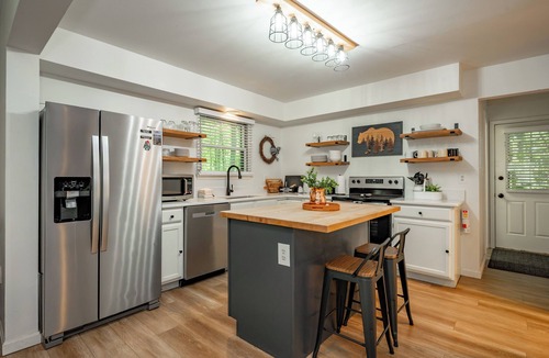 McHenry House | Quaint Retreat w/Fire Pit & Hot Tub!