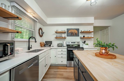 McHenry House | Quaint Retreat w/Fire Pit & Hot Tub!