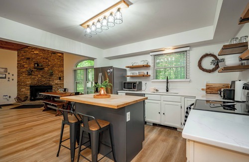 McHenry House | Quaint Retreat w/Fire Pit & Hot Tub!