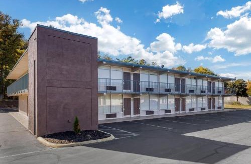 Easley Hotel | Quality Inn & Suites Easley - Greenville