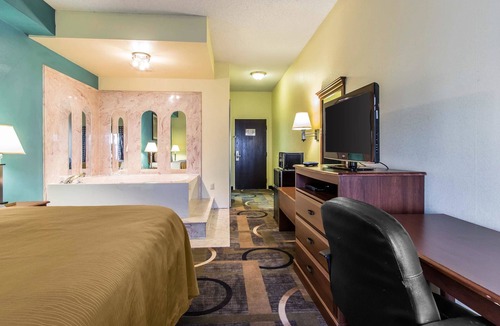 Ellendale Hotel | Quality Inn & Suites Memphis East