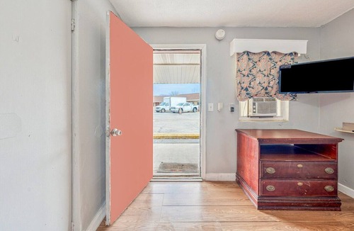 Flint Apartment | Queen Bed Non-Smoking