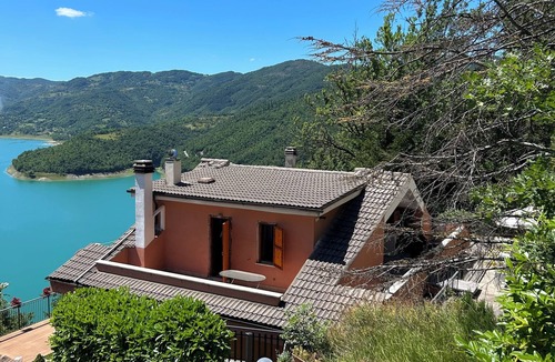Rocca Sinibalda Apartment | Queen of lake (Lake Turano)