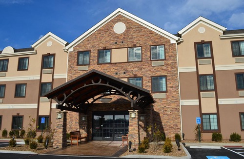 Bowling Green Apartment | Queen Studio Suite | Free Breakfast, Pool & Gym